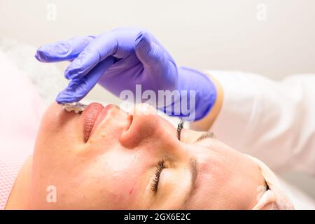 Cryo-masque, un masque pour le rétrécissement des pores, qui est utilisé comme une dernière étape immédiatement après la procédure de nettoyage mécanique du visage. Nouveau Banque D'Images
