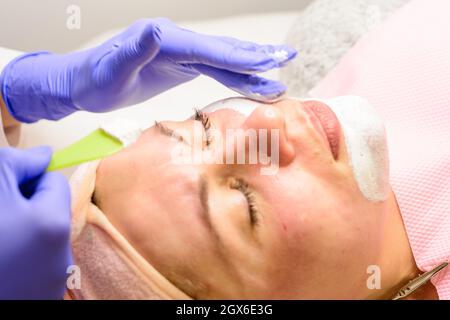 Cryo-masque, un masque pour le rétrécissement des pores, qui est utilisé comme une dernière étape immédiatement après la procédure de nettoyage mécanique du visage. Nouveau Banque D'Images