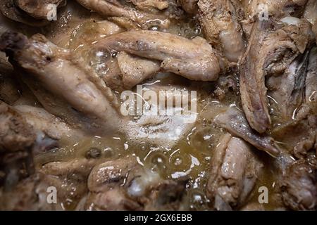 Les ailes de poulet sont cuites dans leur propre jus dans une casserole Banque D'Images