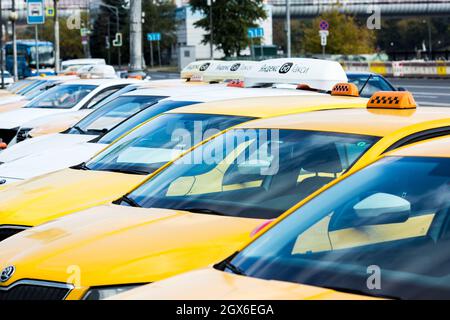 Moscou, Russie - 4 octobre 2021 : parking taxi dans la rue près de la ville de Moscou. Banque D'Images