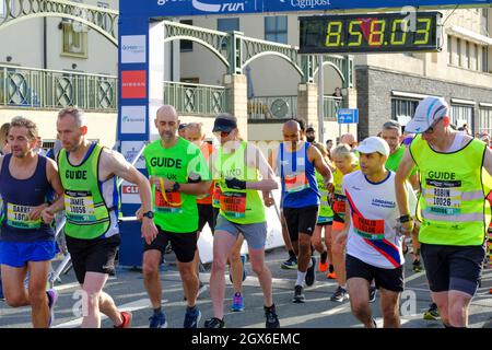 La course de la grande ville de Bristol revient après la pause pandémique. Des milliers de coureurs participent au semi-marathon ou à la course de 10K. Banque D'Images