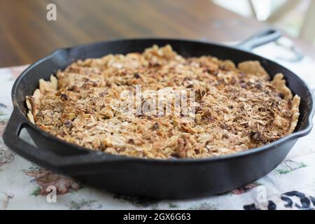 Une tarte aux pommes rustique cuite dans une poêle en fonte. Banque D'Images