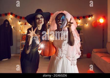 Portrait de deux jeunes femmes vêtues de costumes d'Halloween de Witch et Dead Bride Banque D'Images