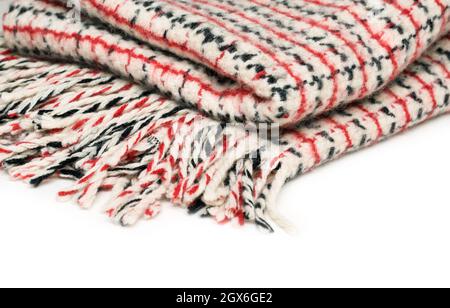 Tissu écossais en laine à carreaux avec glands isolés sur fond blanc, gros plan Banque D'Images