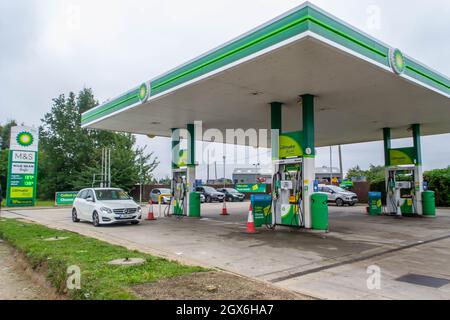 DENHAM, ANGLETERRE - 25 septembre 2021 : fermeture de la station-service BP à Denham en raison de la pénurie de carburant Banque D'Images