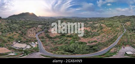 Vue aérienne de drone sur un paysage rural typique avec la montagne Saint George dans le centre de l'île de Corfou au coucher du soleil, Grèce. Panorama sphérique. Banque D'Images