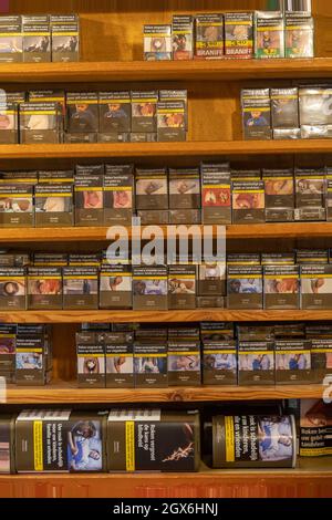 Middleharnis, pays-Bas - 2 octobre 2021: Boîtes à cigarettes et paraphénalia de tabac sur l'étagère d'un magasin spécialisé de tabac et de tabac Banque D'Images