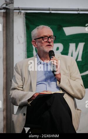 L'ancien leader travailliste Jeremy Corbyn s'adresse à une tente emballée lors de la réunion de l'Assemblée du peuple à Machester Piccadilly . Les conservateurs tiennent leur conférence dans la ville entre le 3 et le 6 octobre. Image Credit. Garyroberts/worldwidefeatures.com Banque D'Images