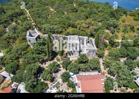 Vue aérienne sur le château de Kassiopi. C'est un château sur la côte nord-est de Corfou qui supervise le village de pêcheurs de Kassiopi, en Grèce. Banque D'Images