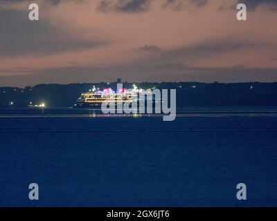 Sheerness, Kent, Royaume-Uni. 4 octobre 2021. Le bateau de croisière 'Disney Magic' a quitté la Tamise pour la dernière fois cette année - passant les lumières vives de Southend en arrière-plan - comme vu de Sheerness dans le Kent. Disney Magic a effectué un certain nombre de courtes croisières de marche au départ de Tilbury, mais ce soir, le navire a décollé pour la dernière fois cette année. Crédit : James Bell/Alay Live News Banque D'Images