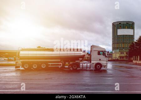 Gros camion-citerne, camion-citerne à carburant à eau, camion-citerne à remorque Banque D'Images