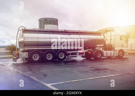 Gros camion-citerne, camion-citerne à carburant à eau, camion-citerne à remorque Banque D'Images