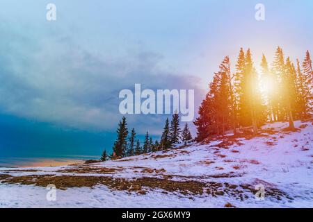 Paysage d'hiver, coucher de soleil dans les Alpes autrichiennes Banque D'Images