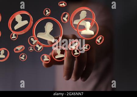 Un homme qui puise dans un hologramme d'un réseau de personnes - concept de réseau Banque D'Images