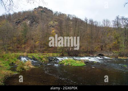 Rivière Dyje ou Thaya, château de Novy Hradek en ruine, parc national Podyji ou parc national Thayatal, République tchèque et frontière autrichienne Banque D'Images