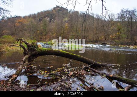 Rivière Dyje ou Thaya, château de Novy Hradek en ruine, parc national Podyji ou parc national Thayatal, République tchèque et frontière autrichienne Banque D'Images