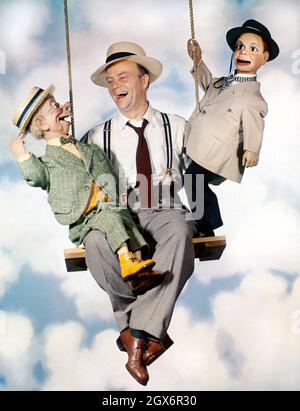 Edgar Bergen, (1903-1978), acteur américain et ventriculaire, assis Portrait avec ses mannequins Mortimer Snerd et Charlie McCarthy, Harry Warnecke, Robert F. Cranston, Gus Schoenbaechler, 1948 Banque D'Images