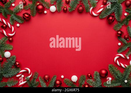 Fond rouge pour le motif de Noël. Plan à plat, vue de dessus et espace de copie pour le texte Banque D'Images