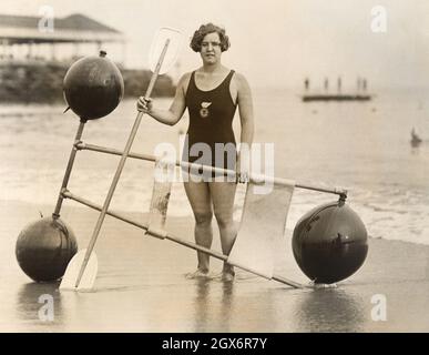 Gertrude Ederle (1906-2003), nageur américain, portrait intégral en maillot de bain d'une seule pièce sur la plage, Underwood & Underwood, 1925 Banque D'Images