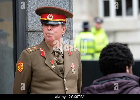 Manchester, Royaume-Uni – lundi 4 octobre 2021 – Steve Bray, activiste anti-Brexit, vêtu d'un uniforme militaire russe en dehors de la Conférence du Parti conservateur à Manchester - photo Steven May / Alamy Live News Banque D'Images