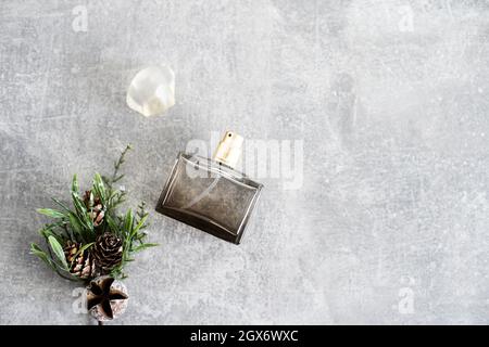 Bouteille de parfum sur une table en bois clair. Banque D'Images