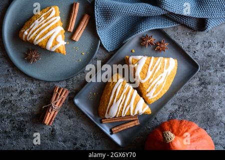 Scones de potiron Hokkaido humides avec glaçage au sucre Banque D'Images