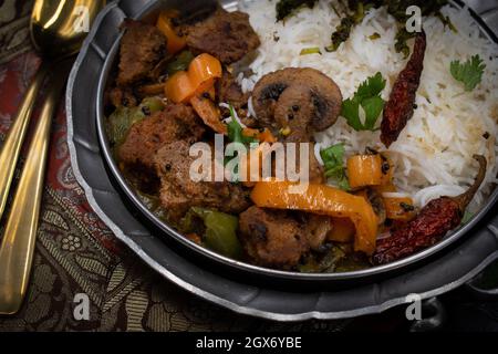 Curry seitan aux champignons, poivrons, riz, ragoût de lentilles, espace de copie Banque D'Images