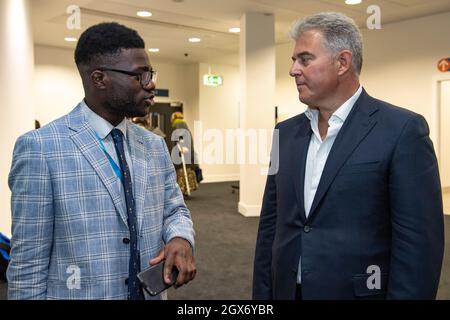 Manchester, Angleterre, Royaume-Uni. 4 octobre 2021. PHOTO : jeunes conservateurs (à gauche), Lukhani Rogol, avec (à droite), le très honorable Brandon Lewis, député secrétaire d'État pour l'Irlande du Nord (ancien ministre d'État à la sécurité et adjoint à la sortie de l'UE et à la préparation de l'accord du 24 juillet 2019 au 13 février 2020) Scènes pendant la soirée après les principaux discours de la Conférence du parti conservateur #CPC21. Crédit : Colin Fisher/Alay Live News Banque D'Images