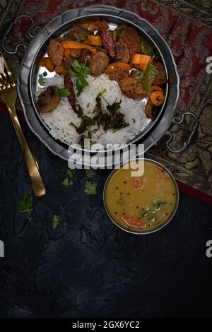 Curry seitan aux champignons, poivrons, riz, ragoût de lentilles, espace de copie Banque D'Images