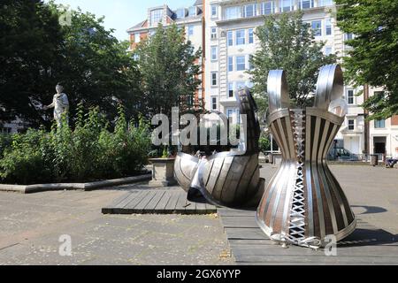 Golden Square à Soho, Cité de Westminster, un jardin historique entouré de bâtiments de bureaux classiques et d'installations artistiques, Londres Banque D'Images