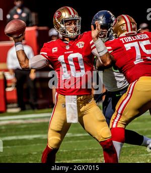 Santa Clara, Californie, États-Unis. 3 octobre 2021. Jimmy Garoppolo (10) passe au stade de baseball de San Francisco 49ers le dimanche 03 octobre 2021, au stade Levis de Santa Clara, en Californie. Les Seahawks ont battu les 49ers 28-21. (Credit image: © Al Golub/ZUMA Press Wire) Banque D'Images