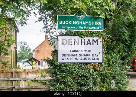 DENHAM, ANGLETERRE - 25 septembre 2021 : panneau de bienvenue aux limites de Denham et Buckinghamshire Banque D'Images