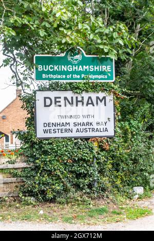 DENHAM, ANGLETERRE - 25 septembre 2021 : panneau de bienvenue aux limites de Denham et Buckinghamshire Banque D'Images