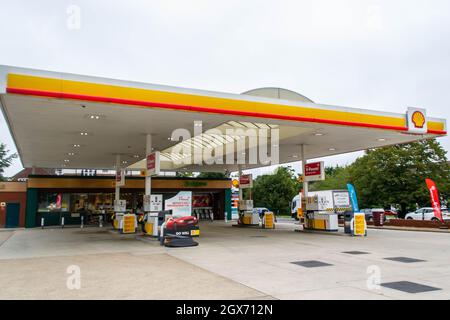 DENHAM, ANGLETERRE - 25 septembre 2021 : station-service à COQUE fermée illustrée dans un contexte de pénurie de carburant Banque D'Images