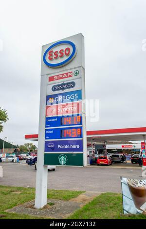 DENHAM, ANGLETERRE - 25 septembre 2021 : station-service Esso photographiée dans un contexte de pénurie de carburant Banque D'Images