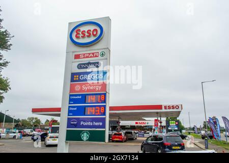 DENHAM, ANGLETERRE - 25 septembre 2021 : station-service Esso photographiée dans un contexte de pénurie de carburant Banque D'Images