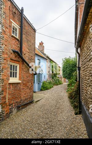 High Street dans le village de Blakeney est une route charmante avec des maisons d'époque avec des façades de briques ou de silex de caractère, Norfolk, Angleterre. Banque D'Images