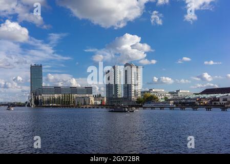 Vue sur la rivière Spree depuis East Harbour jusqu'aux TreppTowers et Molecule Man, Berlin Alt Treptow, Allemagne, Europe Banque D'Images