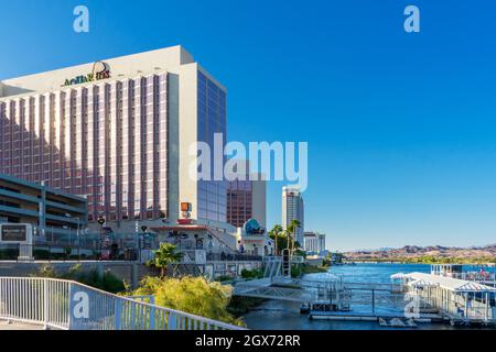 Laughlin, NV, Etats-Unis – 27 août 2021 : vue sur les hôtels et casinos Aquarius et Riverside sur le fleuve Colorado à Laughlin, Nevada. Banque D'Images