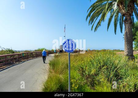 Newport Beach, Californie, États-Unis – 12 août 2021 : panneau Share the Path pour piétons et vélos sur un sentier au parc Castaways de Newport Beach, Californie. Banque D'Images