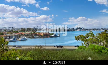 Newport Beach, Californie, États-Unis – 12 août 2021 : vue sur Newport Harbor depuis Castaways Park à Newport Beach, Californie. Banque D'Images