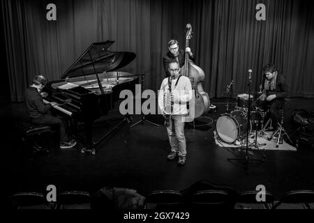 Ivo Neame, Julien Arguelles, Conor Chaplin, James Maddren à la soute avant leur concert au Herts Jazz Club de St Albans Banque D'Images