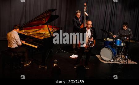 Ivo Neame, Conor Chaplin, Julien Arguelles, James Maddren - le Quatuor Julian Arguelles jouant au Herts Jazz Club de St Albans Banque D'Images