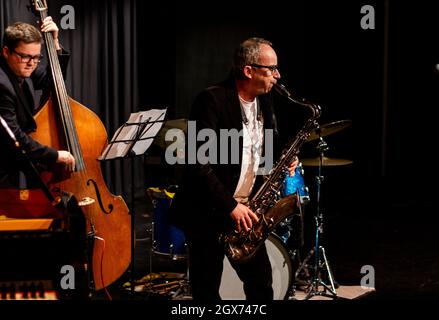 Conor Chaplin, Julien Arguelles avec le Quatuor Julian Arguelles jouant au Herts Jazz Club de St Albans Banque D'Images