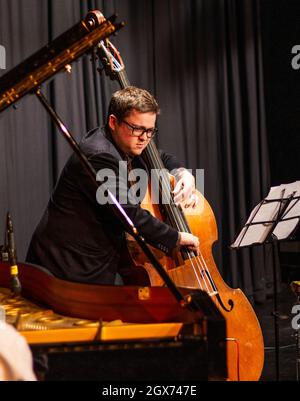 Conor Chaplin avec le Quatuor Julian Arguelles jouant au Herts Jazz Club de St Albans Banque D'Images