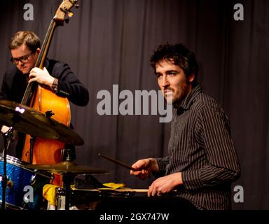 Conor Chaplin, James Maddren avec le Quatuor Julian Arguelles jouant au Herts Jazz Club de St Albans Banque D'Images