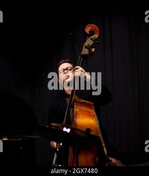 Conor Chaplin avec le Quatuor Julian Arguelles jouant au Herts Jazz Club de St Albans Banque D'Images