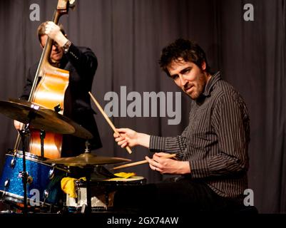 Conor Chaplin, James Maddren avec le Quatuor Julian Arguelles jouant au Herts Jazz Club de St Albans Banque D'Images