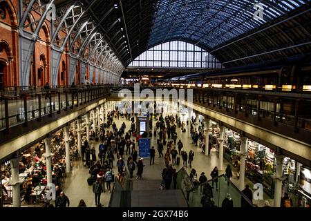 La magnifique gare de St Pancras, Londres - la foule se fraiche en contrebas - le superbe toit voûté au-dessus Banque D'Images