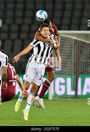 Federico Chiesa de Juventus FC et Gleison Bremer Torino FC en action pendant la série A 2021/22 match entre Torino FC et Juventus FC à Olimpico G. Banque D'Images